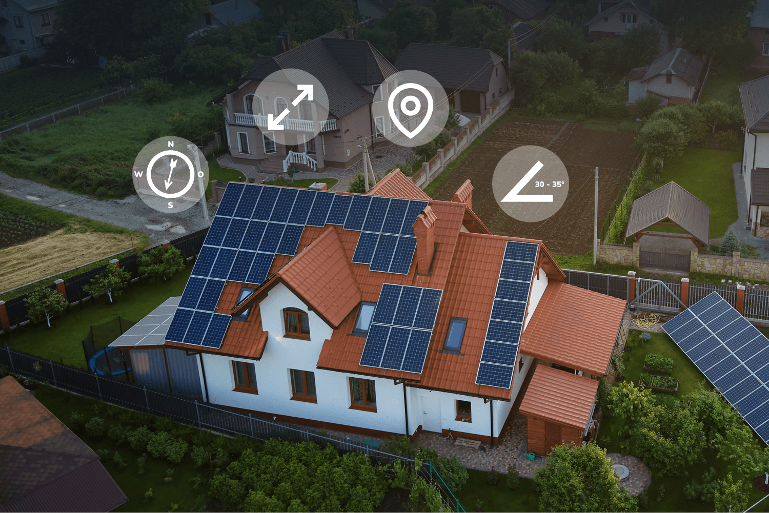 Haus mit markanter Solaranlage mit 5 Icons als Overlay
