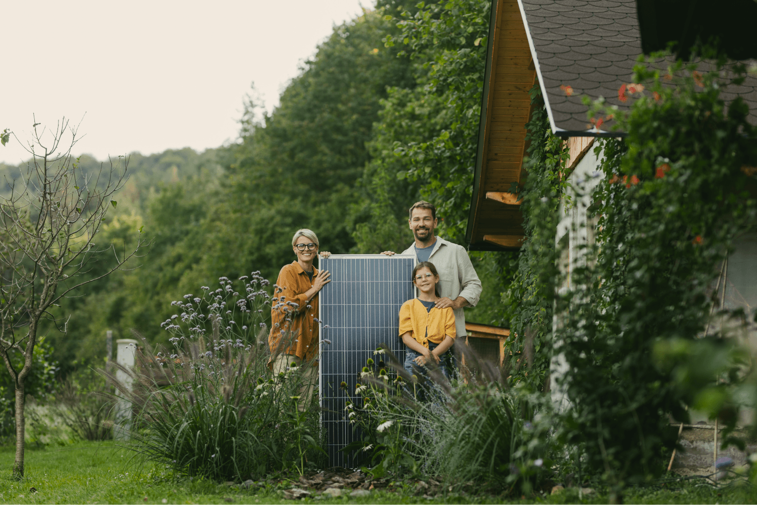Mutter und Vater im Garten mit Solarpanel und Kind
