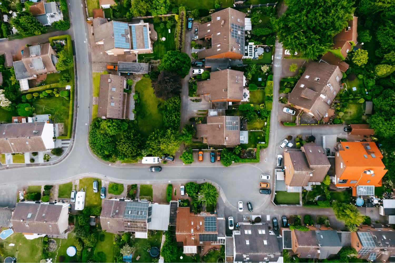 Luftbildaufnahme eines Dorfes mit vielen Solaranlagen